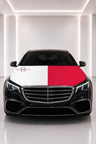 Couvre-capot drapeau de Malte posé sur le capot d’une voiture noire