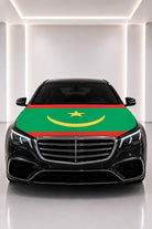 Couvre-capot drapeau de la Mauritanie posé sur le capot d’une voiture noire