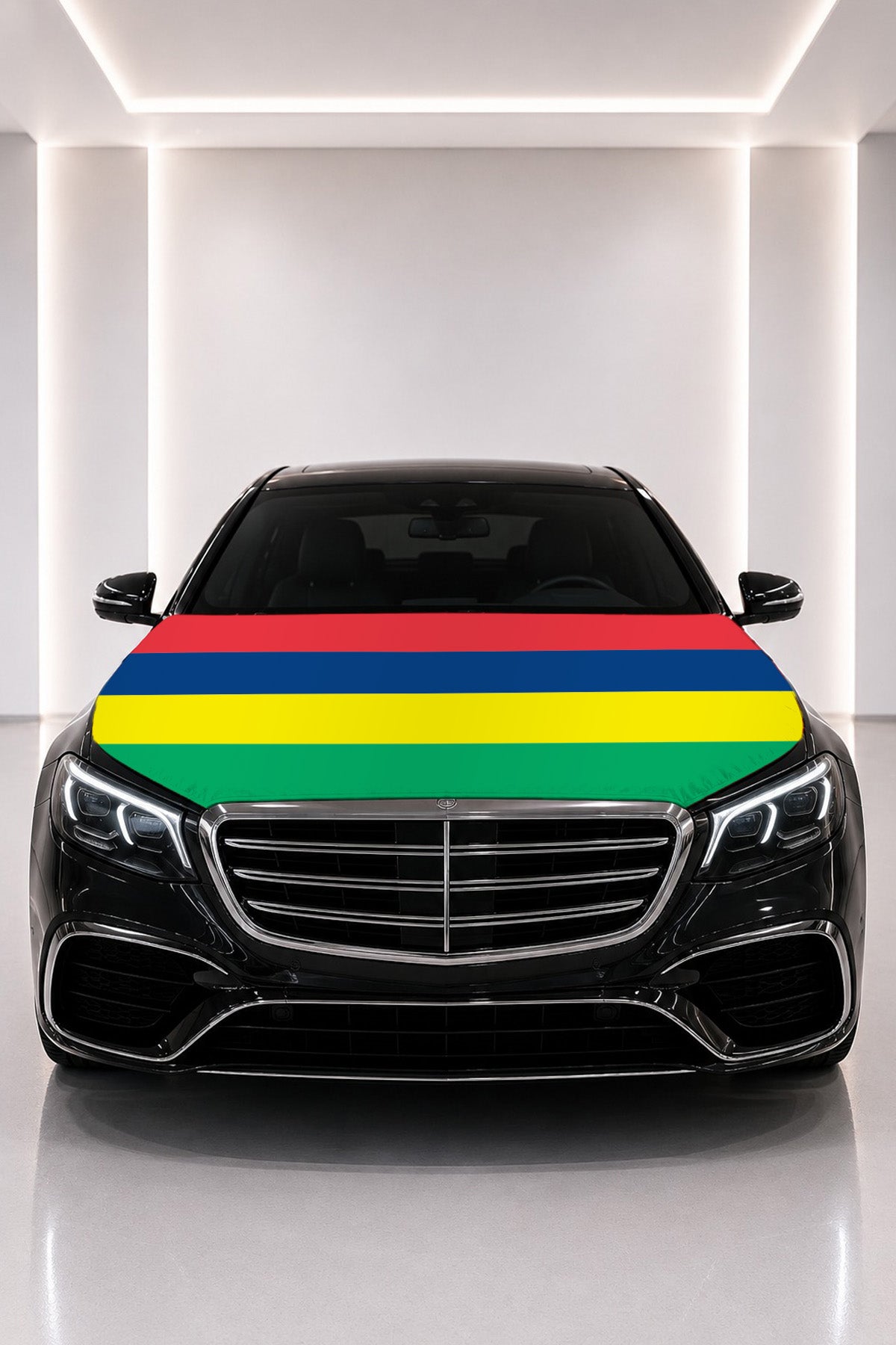 Couvre-capot drapeau de l'île Maurice posé sur le capot d’une voiture noire