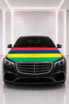 Couvre-capot drapeau de l'île Maurice posé sur le capot d’une voiture noire