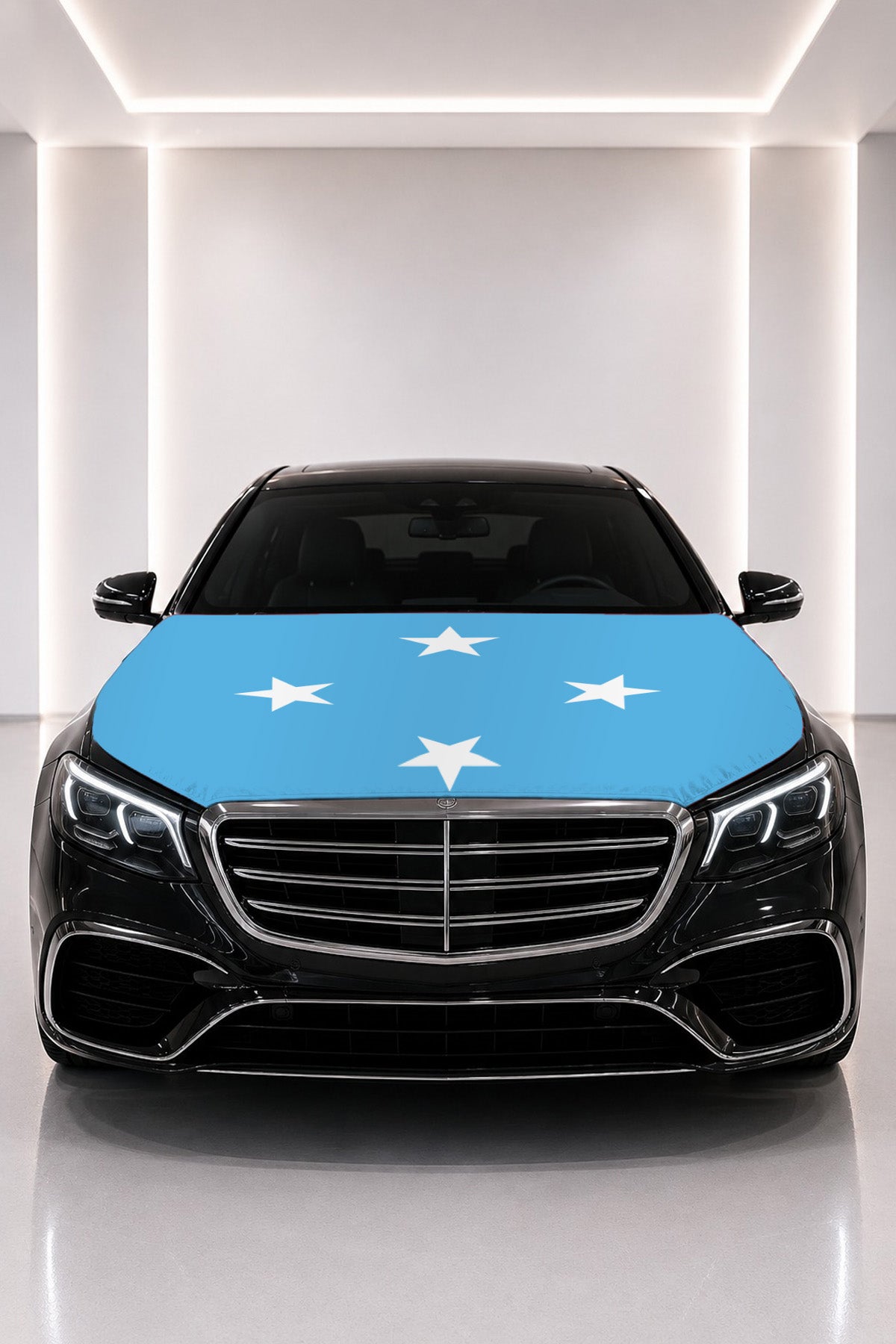 Couvre-capot drapeau de Micronésie posé sur le capot d’une voiture noire