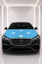 Couvre-capot drapeau de Micronésie posé sur le capot d’une voiture noire