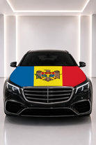 Couvre-capot drapeau de la Moldavie posé sur le capot d’une voiture noire