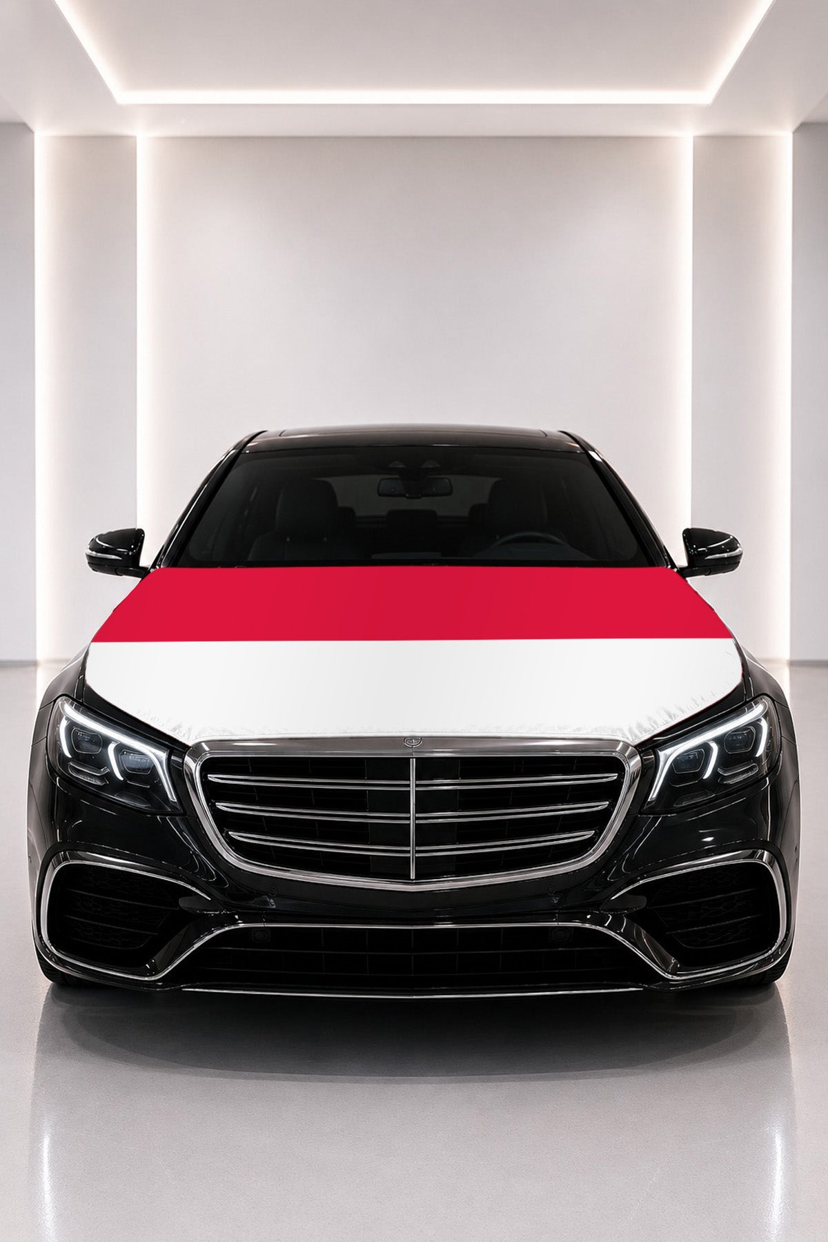 Couvre-capot drapeau de Monaco posé sur le capot d’une voiture noire