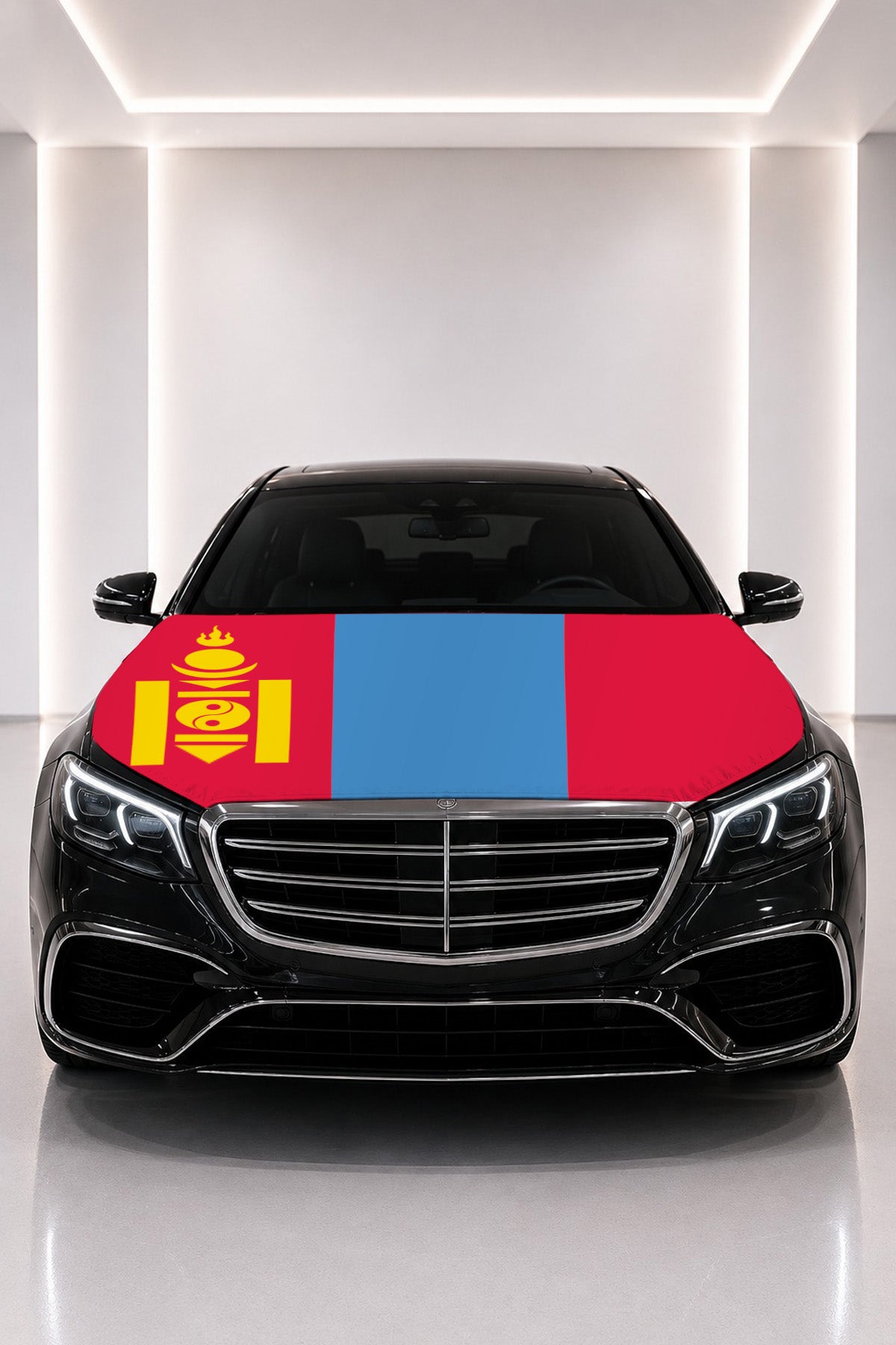 Couvre-capot drapeau de la Mongolie posé sur le capot d’une voiture noire