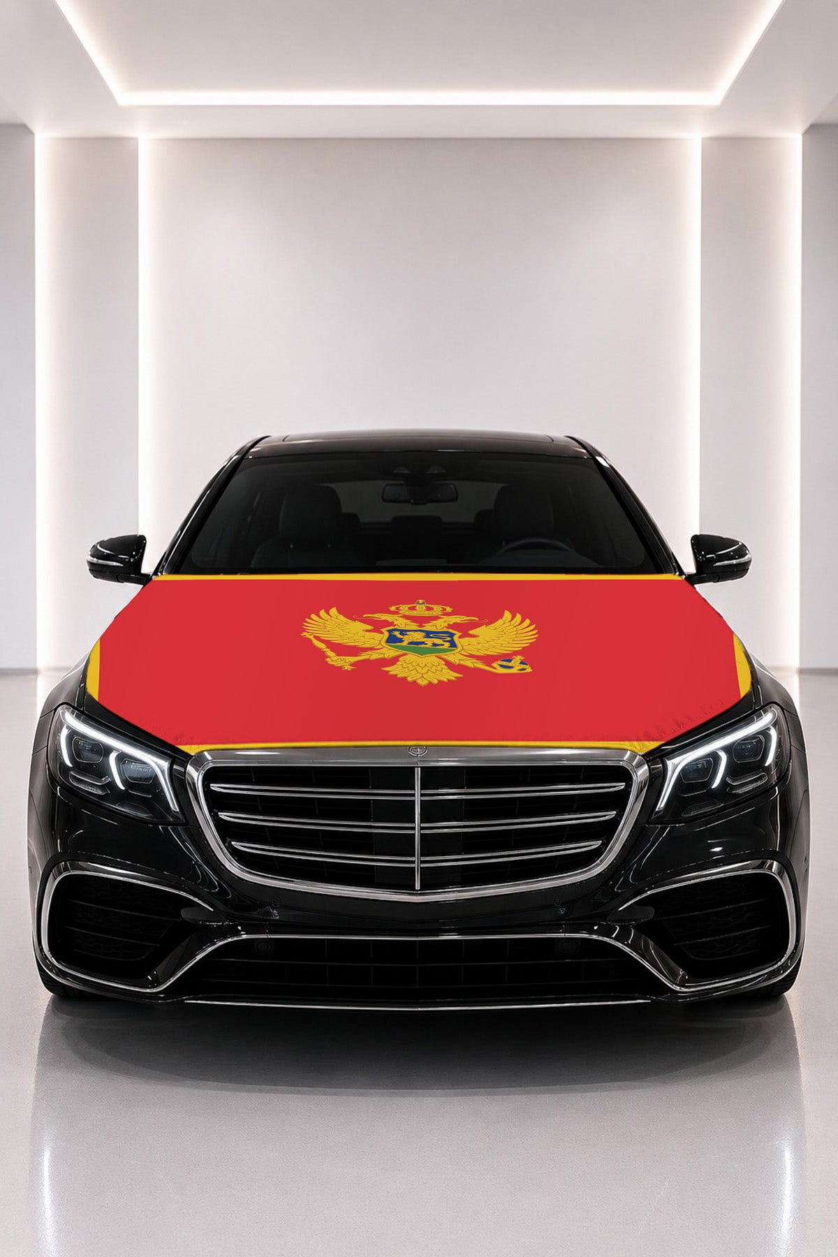 Couvre-capot drapeau du Monténégro posé sur le capot d’une voiture noire