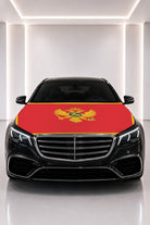 Couvre-capot drapeau du Monténégro posé sur le capot d’une voiture noire
