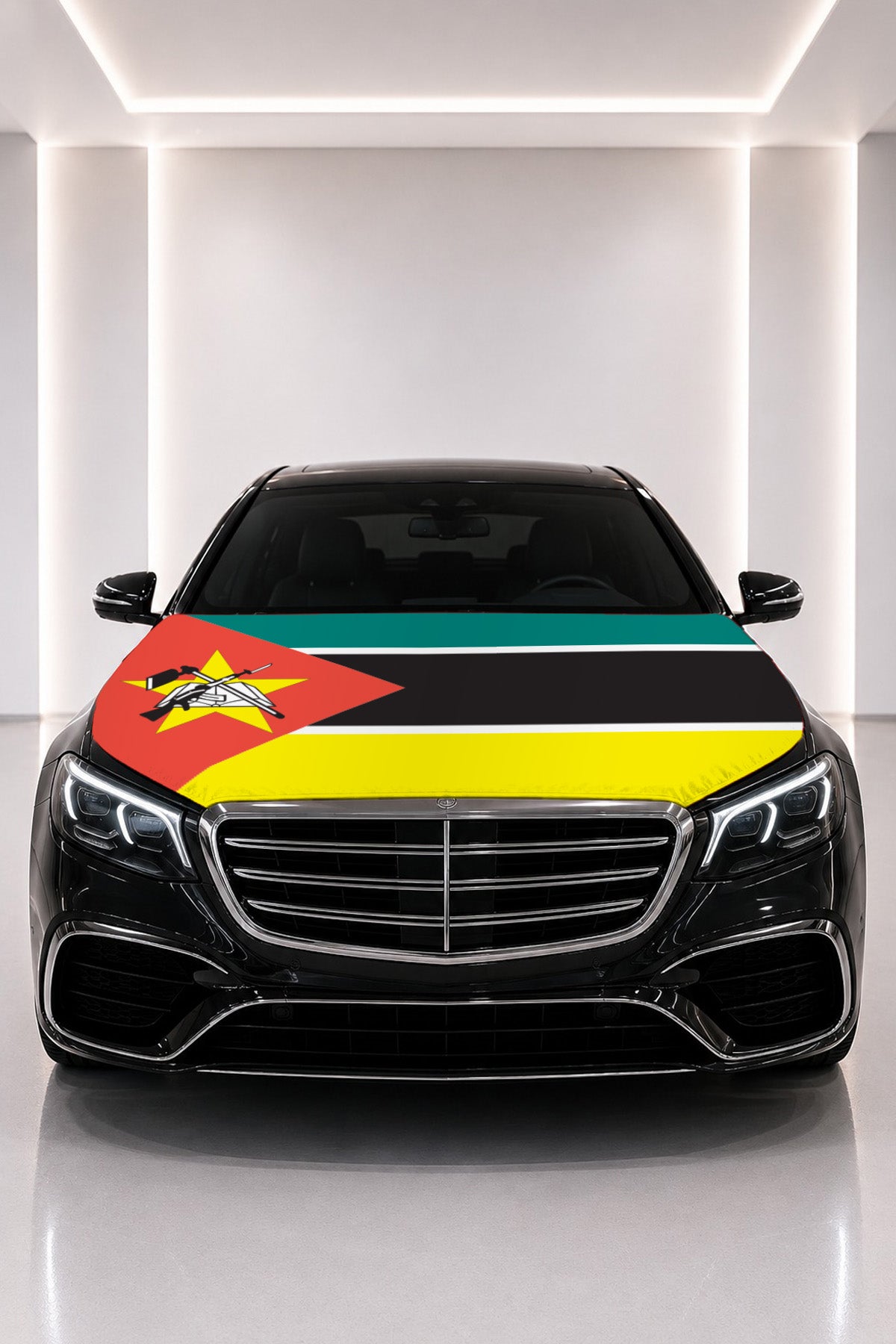 Couvre-capot drapeau du Mozambique posé sur le capot d’une voiture noire