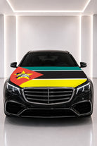 Couvre-capot drapeau du Mozambique posé sur le capot d’une voiture noire