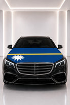Couvre-capot drapeau de Nauru posé sur le capot d’une voiture noire