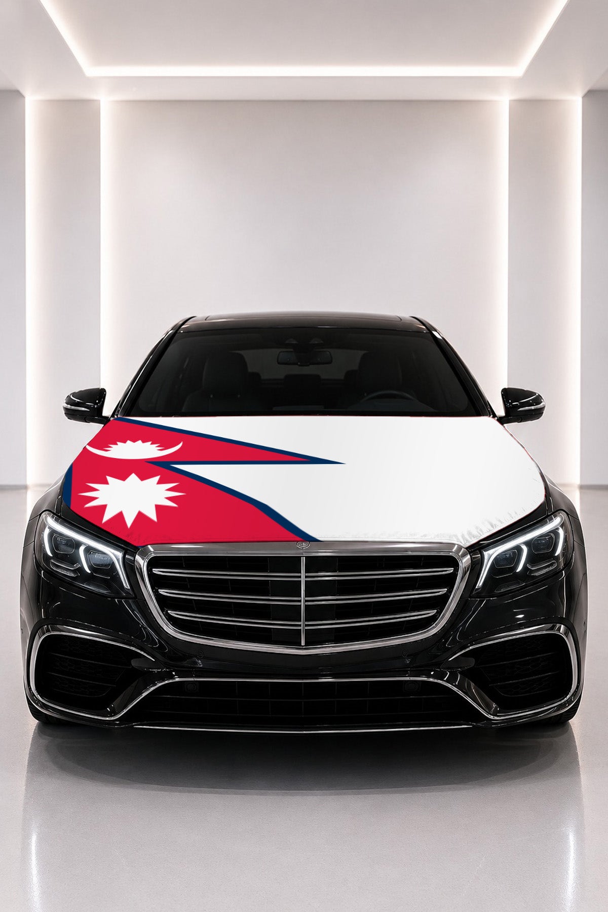 Couvre-capot drapeau du Népal posé sur le capot d’une voiture noire