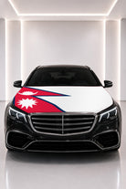Couvre-capot drapeau du Népal posé sur le capot d’une voiture noire