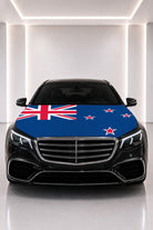 Couvre-capot drapeau de la Nouvelle-Zélande posé sur le capot d’une voiture noire
