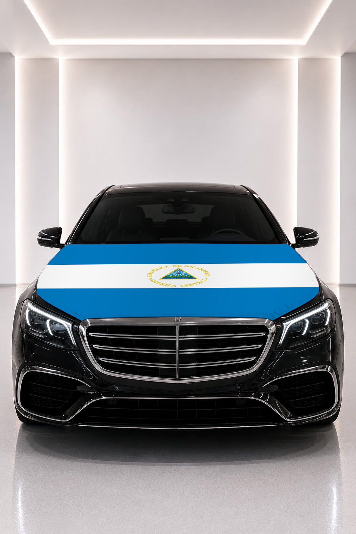 Couvre-capot drapeau du Nicaragua posé sur le capot d’une voiture noire