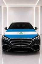 Couvre-capot drapeau du Nicaragua posé sur le capot d’une voiture noire
