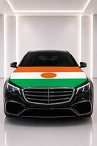 Couvre-capot drapeau du Niger posé sur le capot d’une voiture noire