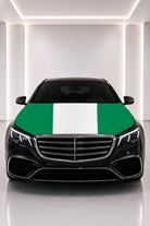 Couvre-capot drapeau du Nigeria posé sur le capot d’une voiture noire