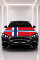 Couvre-capot drapeau de la Norvège posé sur le capot d’une voiture noire