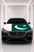 Couvre-capot drapeau du Pakistan posé sur le capot d’une voiture noire