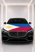 Couvre-capot drapeau des Philippines posé sur le capot d’une voiture noire