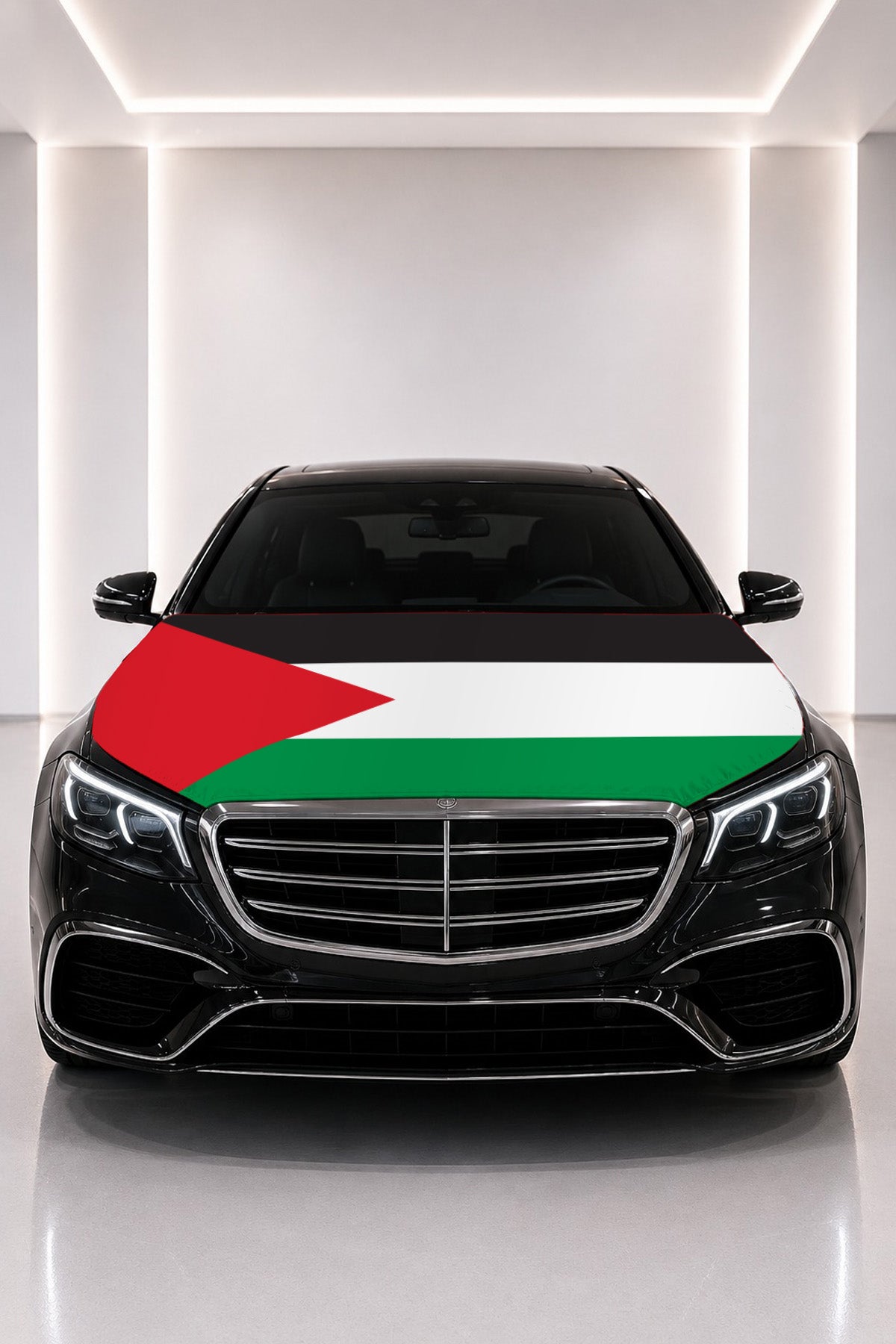 Couvre-capot drapeau de la Palestine posé sur le capot d’une voiture noire