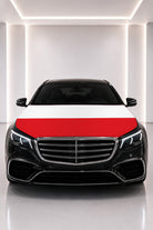 Couvre-capot drapeau de la Pologne posé sur le capot d’une voiture noire