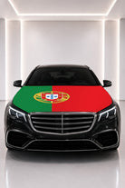 Couvre-capot drapeau du Portugal posé sur le capot d’une voiture noire