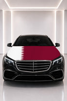 Couvre-capot drapeau du Qatar posé sur le capot d’une voiture noire