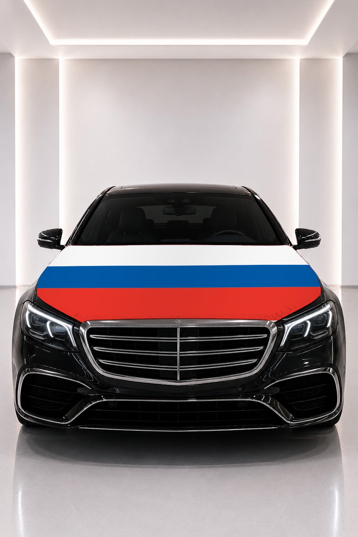 Couvre-capot drapeau de la Russie posé sur le capot d’une voiture noire