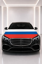 Couvre-capot drapeau de la Russie posé sur le capot d’une voiture noire