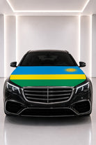 Couvre-capot drapeau du Rwanda posé sur le capot d’une voiture noire