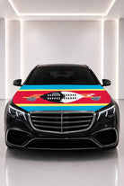 Couvre-capot drapeau de l'Eswatini posé sur le capot d’une voiture noire