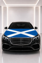 Couvre-capot drapeau de l'Écosse posé sur le capot d’une voiture noire