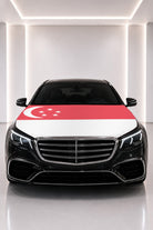 Couvre-capot drapeau de Singapour posé sur le capot d’une voiture noire