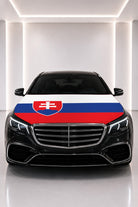 Couvre-capot drapeau de la Slovaquie posé sur le capot d’une voiture noire