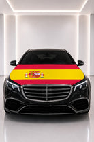Couvre-capot drapeau de l'Espagne posé sur le capot d’une voiture noire