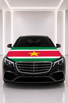 Couvre-capot drapeau du Suriname posé sur le capot d’une voiture noire