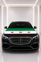 Couvre-capot drapeau de la Syrie posé sur le capot d’une voiture noire