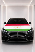 Couvre-capot drapeau du Tadjikistan posé sur le capot d’une voiture noire