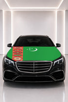 Couvre-capot drapeau du Turkménistan posé sur le capot d’une voiture noire