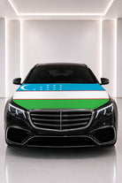 Couvre-capot drapeau de l'Ouzbékistan posé sur le capot d’une voiture noire