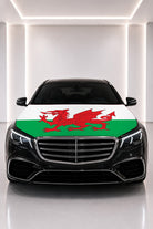 Couvre-capot drapeau du Pays de Galles posé sur le capot d’une voiture noire