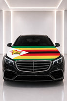 Couvre-capot drapeau du Zimbabwe posé sur le capot d’une voiture noire