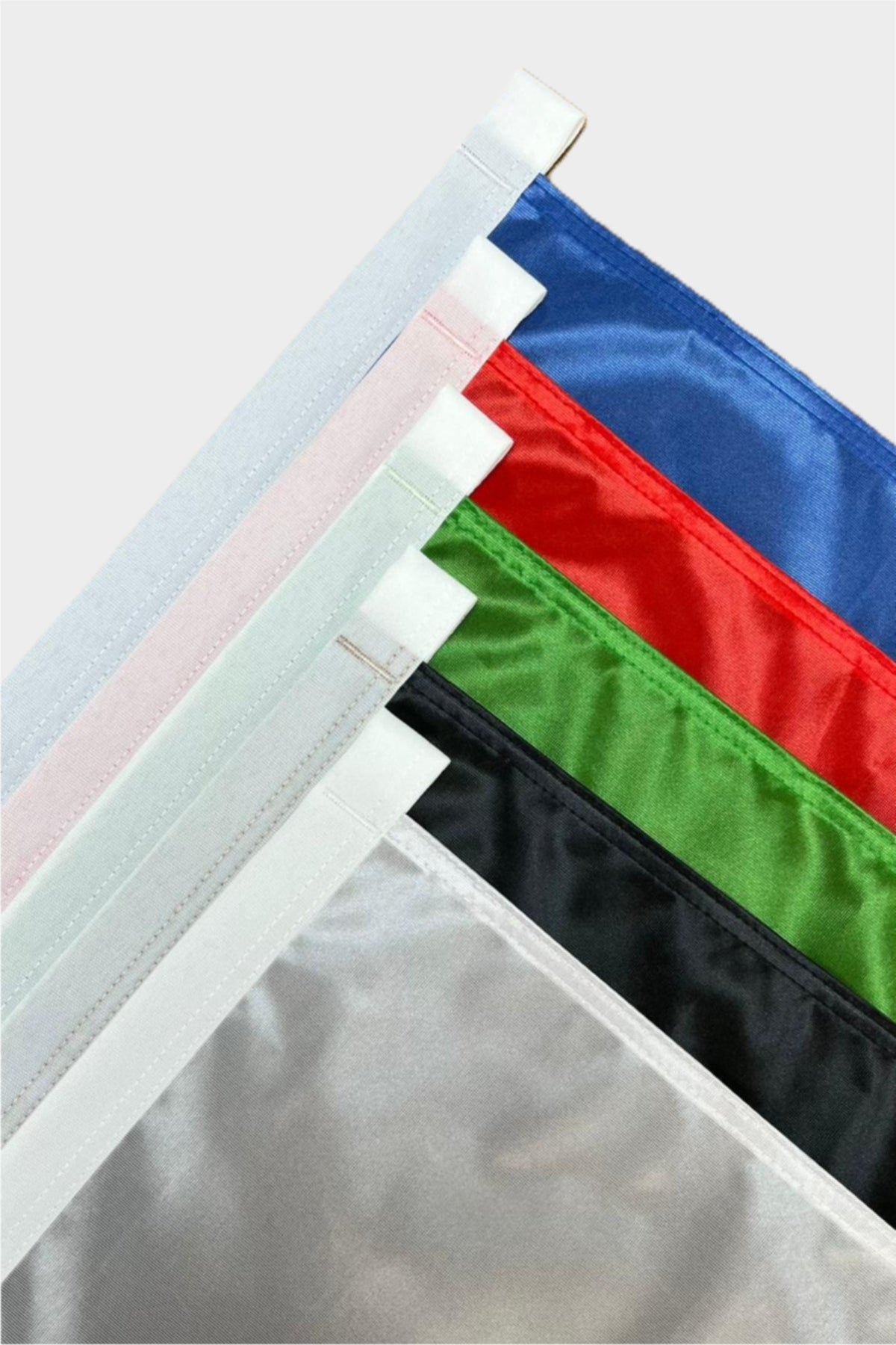 Kit drapeau République de l'Altaï installé sur une façade