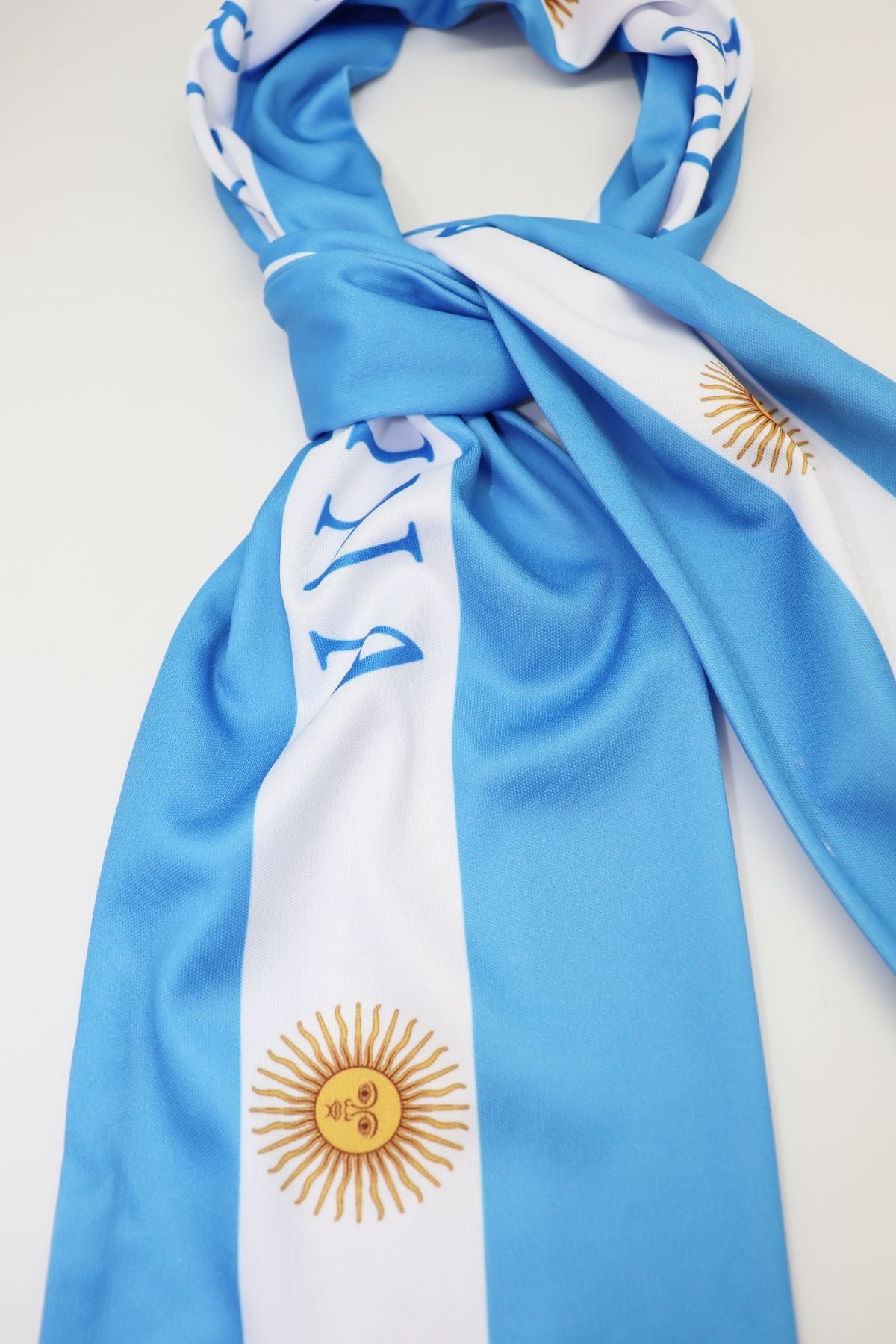Écharpe de Supporter Satin – Drapeau de l’Argentine en gros plan — tissu aspect satin, impression et frange blanche