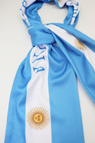 Écharpe de Supporter Satin – Drapeau de l’Argentine en gros plan — tissu aspect satin, impression et frange blanche