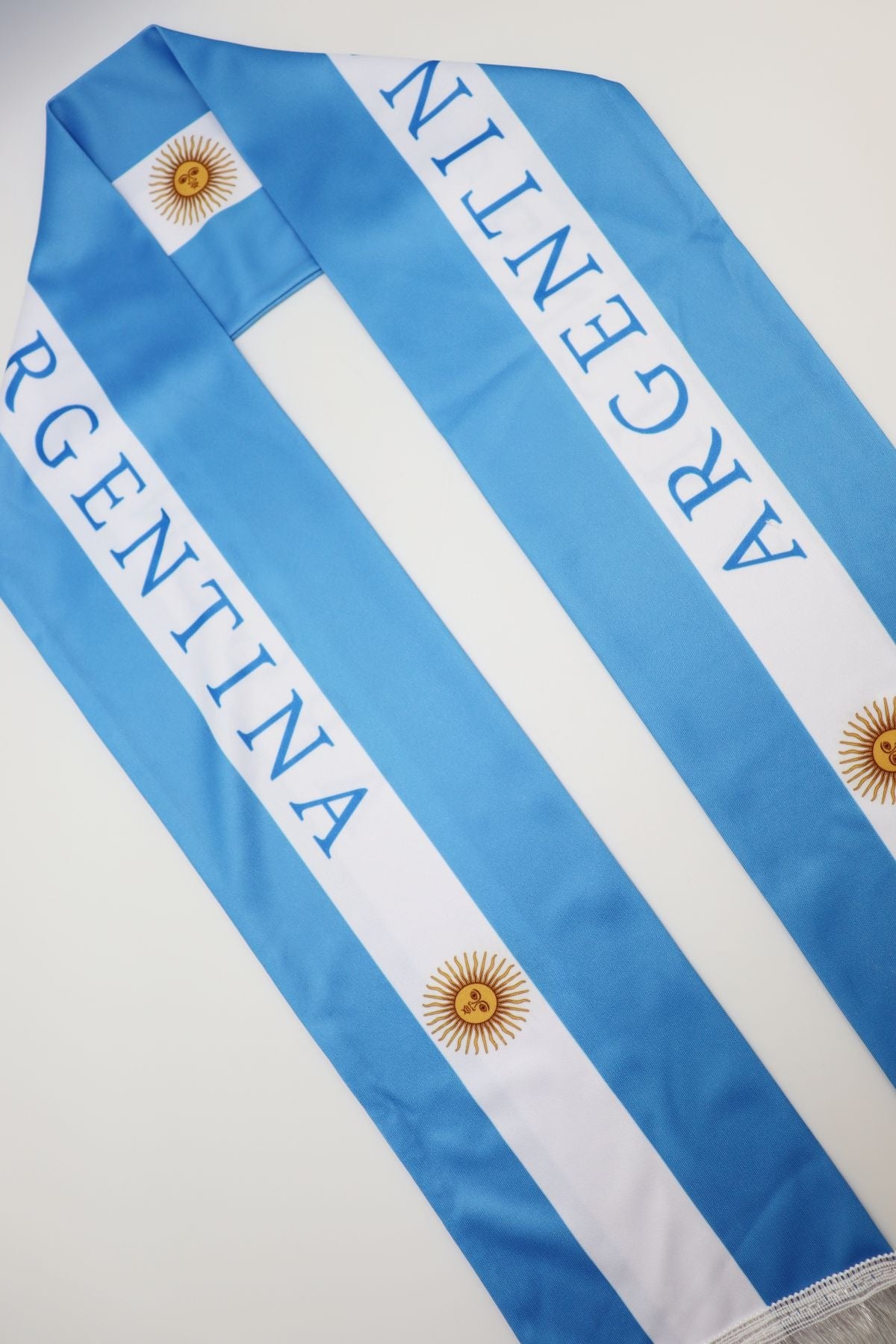 Écharpe de Supporter Satin – Drapeau de l’Argentine en détail — inscription ARGENTINA et impression du drapeau