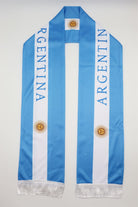 Écharpe de Supporter Satin – Drapeau de l’Argentine à plat, sur toute la longueur — inscription ARGENTINA et franges blanches