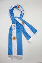 Écharpe de Supporter Satin – Drapeau de l’Argentine nouée, montrant l’impression sur les deux faces
