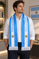 Écharpe de Supporter Satin – Drapeau de l’Argentine portée autour du cou par un homme en chemise blanche